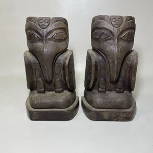 Coppia di fermalibri vintage Amos Wallace c. 1967 Griffins, Alaska Totem Figure - Foto 1 di 9