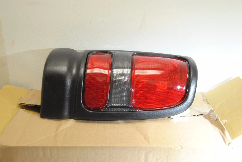 EAGLE EYES 1994-2002 DODGE RAM 3500/2500/1500 LUCES TRASERAS IZQUIERDA Y DERECHA  Foto 1 de 4