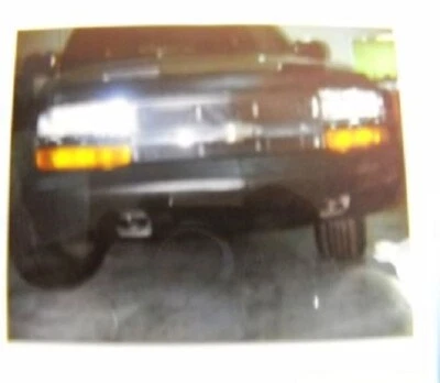 Sujetador de cubierta delantera Lebra para camioneta Chevy S-10 1998-2003 con parrilla horizontal Foto 1 de 2