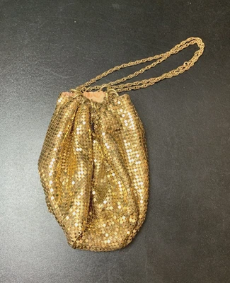 Cartera vintage de malla dorada Whiting & Davis c. años 40 Foto 1 de 4