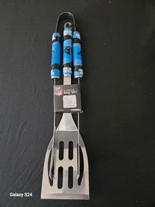 Juego de 2 pinzas y espátula NFL BBQ Tailgating North Carolina Panthers NUEVAS  - Imagen 1 de 3