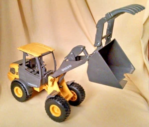 VOLVO ELECTRIC L25 FRONT END LOADER LOOSE PLASTIC NEW RAY NR1 ARTICULATED SCOOP. - Picture 1 of 14