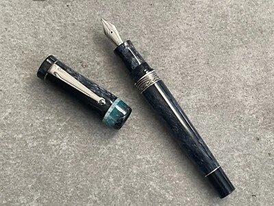 PLUMA ESTILOGRÁFICA DELTA CAPRI MARINA GRANDE RESINA AZUL OSCURO Foto 1 de 4