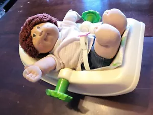 VINTAGE 1983 KOHLAUFNÄHER KINDERPUPPE & TRAGE WIEGE braunes Haar Junge & Kleidung - Bild 1 von 8