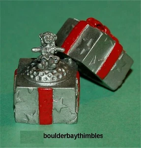 TCC PEWTER DEDAL - JUEGO DE NAVIDAD - ""Caja presente con muñeca"" 2 partes 1989 - Imagen 1 de 2