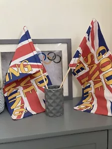 ‘GOD SAVE THE KING’ Waving Flag With Stick - Foto 1 di 2