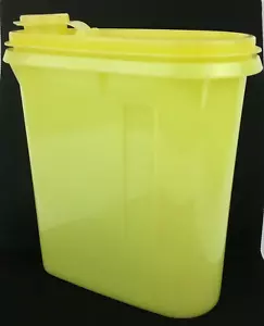 Vintage Tupperware Yellow Juice Pitcher with Lid 702-7 USA Made 1970's - Picture 1 of 10