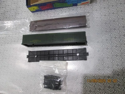 HO Roundhouse 40'  Box Car Kit. #1050 "Southern Pacific"  Missing Wheels - Image 1 of 4