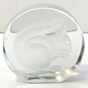 Mats Jonasson Style Crystal Art Glass Paperweight Reverse Imprint Squirrel - Picture 1 of 7