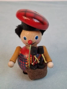 Vintage Steinbach Scottish Bagpiper 3” Handmade Wooden Ornament Missing Pom-Pom - Picture 1 of 8