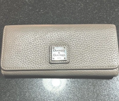 Cartera plegable de cuero Dooney and Bourke Foto 1 de 4