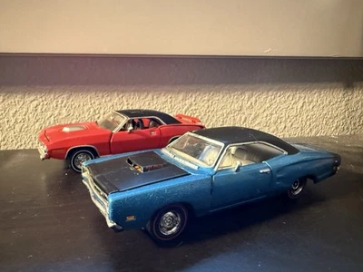 Coches de juguete Road Champs años 90 rojo Plymouth Hemi Cuda y azul Dodge Super Bee Foto 1 de 4