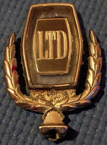 Original Vintage 1974 Ford LTD Hood Ornament Laurel Wreath Emblem Metal - Picture 1 of 2