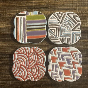 Anthropologie Keramik Zeremonie Untersetzer Geometrisch Bunt 4er Set - Bild 1 von 7