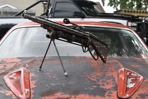 Chatarra Escultura Soldada Arte Industrial Pistola Rifle Cadenas Garaje Hecho a Mano - Imagen 1 de 12