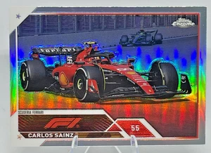 Tarjeta Ferrari SF-23 F1 2023 Topps cromada refractor Carlos Sainz #111 casi nueva-como nueva - Imagen 1 de 2