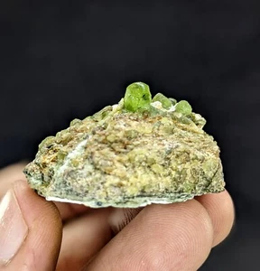 Muestra de cristal de peridoto natural de la mina Sapat Pakistán 42 g 41x37 mm - Imagen 1 de 15