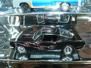 Mustang 1965 1/64 Johnny Lightning, negro con llamas 2+2 - Imagen 1 de 1