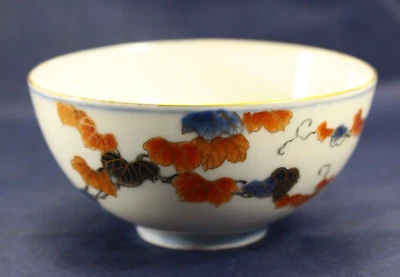 = Meiji (1868-1912) Cuenco de porcelana japonés Imari pintado a mano con hojas de otoño Foto 1 de 4