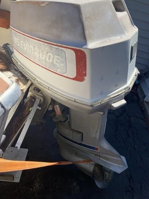 Motor fueraborda Eivnrude 115 Hp 2 tiempos 4 cilindros pocas horas Foto 1 de 3