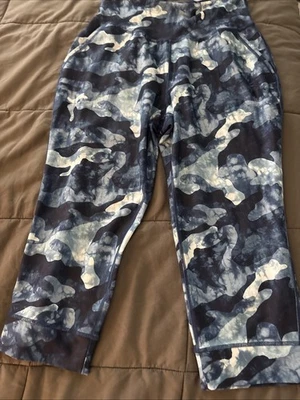 Capri para mujer Old Navy Active Powersoft talla LP diseño camuflaje azul Foto 1 de 4
