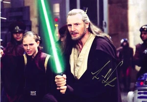 LIAM NEESON firmato come STAR WARS: Qui-Gon Jinn + Ra's al Ghul OVERSIZED con certificato di autenticità - Foto 1 di 3
