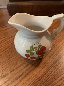 Brocca vintage McCOY PICCOLA CERAMICA CERAMICA FRAGOLA FRUTTA-FIORI 24 oz #7528 - Foto 1 di 4