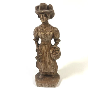 Escultura de madera tallada vintage de la Selva Negra anciana dama con cesta - Imagen 1 de 11