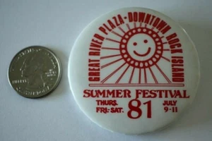 1981 Great River Plaza Downtown Rock Island Festival de Verano Pinback Botón - Imagen 1 de 2