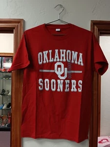 Brand New Oklahoma Sooners  Essential Graphic Mens Shirt Size Mens Medium Red 85 - Picture 1 of 4