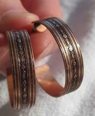 Brincos de argola de cobre maciço padrão ou design sudoeste 1" - Imagem 1 de 4