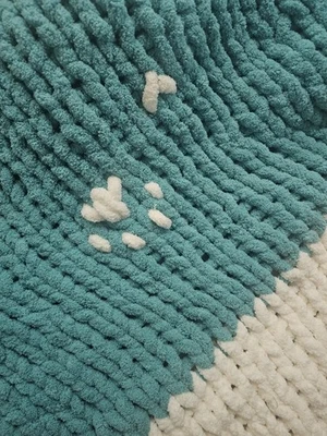 Manta decorativa hecha a mano gruesa tejida con estampado de patas Foto 1 de 3