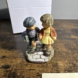 Hummel Figur (Aufholjagd) Junge und ein Mädchen 2002 Goebel BH160/2/0 - Bild 1 von 10