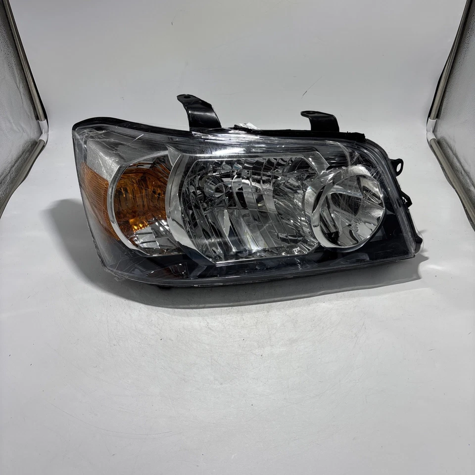 Farol dianteiro direito do passageiro Toyota Highlander 2004-2006 - Imagem 1 de 4