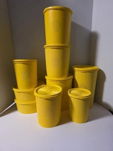 Set 9 pezzi vintage Tupperware bidoni giallo brillante coperchi servilier - Foto 1 di 7