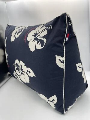 Tommy Hilfiger De Colección Almohada de cuña decorativa con flor de hibisco azul marino 14”X20”X8” X.5” Foto 1 de 4