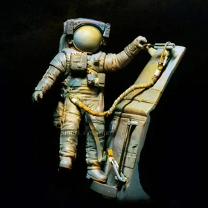 1/24 Resin Model Kit Astronaut in Open Space (with base) Unpainted - Picture 1 of 14