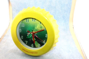 KLEINE 7 1/2 ZOLL 7UB BATTERIEBETRIEBENE WANDUHR FLASCHENDECKELFORM - Bild 1 von 5