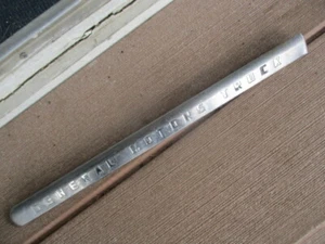 1947 to1953 General Motors truck chrome emblem above the radio speaker grill - Imagen 1 de 7
