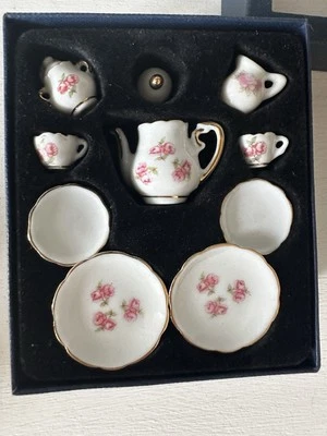 Reutter Porzellan Kaffeeservice Barock Rosen Puppenstube 1:12 Vintage unbenutzt - Bild 1 von 2