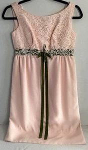 Vestido vintage rosa de crepé y encaje con lazo de cinta de terciopelo verde oliva - Imagen 1 de 8