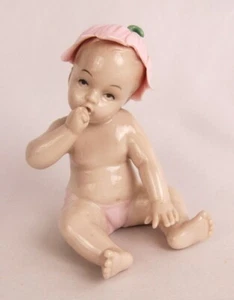 Vintage Porzellan sitzendes Baby mit Blumenhut saugender Daumen Figur - süß! - Bild 1 von 10