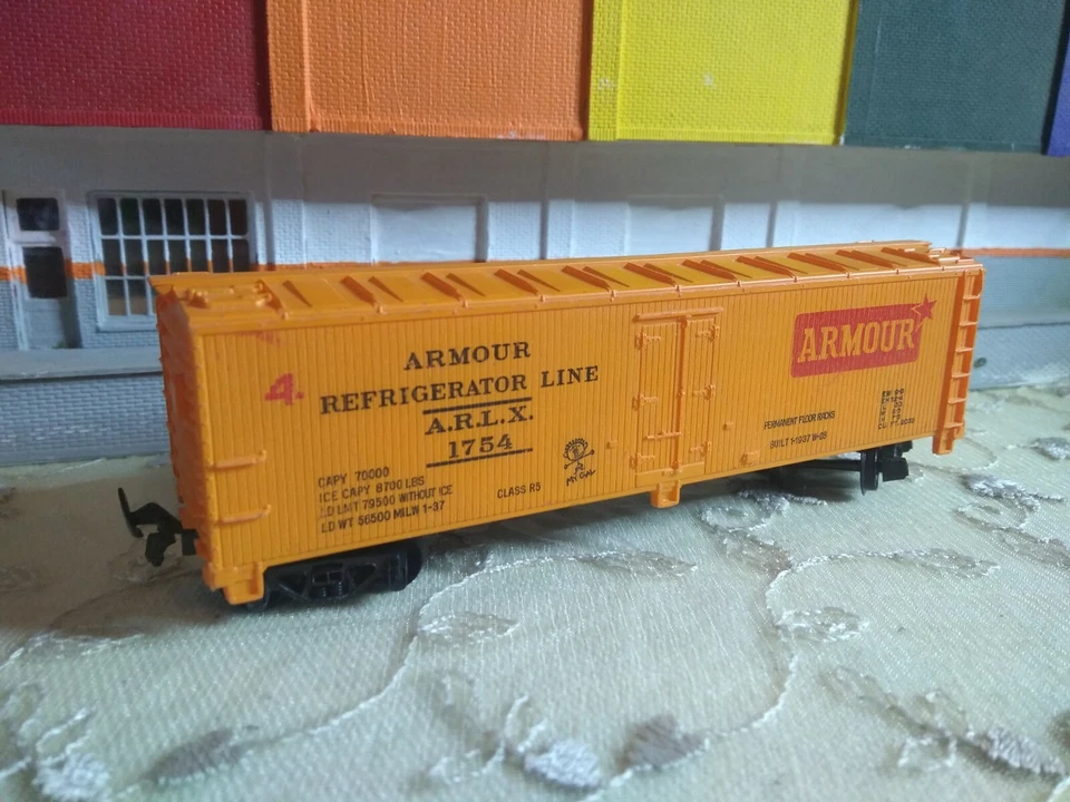 V8 HO Scale Train Car REEFER ARLX ARMOUR REFRIGERATOR LINE 1754 HORN HOOK COUPLE - Image 1 of 1