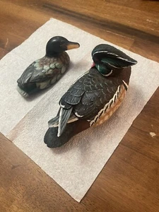 Due statuine decorative di anatra.  Uno è legno intagliato a mano.  Uno è in ceramica. - Foto 1 di 4