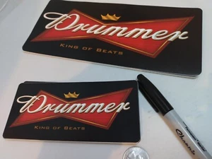 (Budweiser) Bier Stil Schlagzeuger Vinyl Aufkleber - King of Beats (9 Zoll & 5,5 Zoll) - Bild 1 von 3