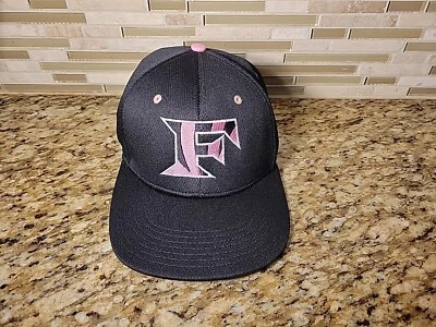 Gorra de béisbol Richardson Tigers con logotipo bordado Flexfit negra y rosa  Foto 1 de 4