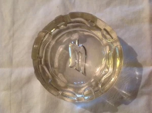 runder Glasaschenbecher mit stilisiertem Apfel Design - Bild 1 von 1