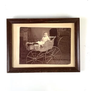 Antikes Babyfoto Mädchen Weidenwagen Echtfoto Anfang 1900 gerahmt - Bild 1 von 5
