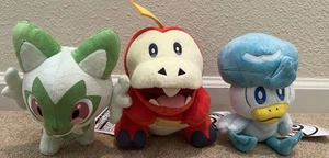 Pokemon Center Set Peluche Originale Sprigatito Fuecoco Quaxly Nuovo con etichette - Foto 1 di 4