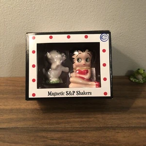 Westland Giftware Betty Boop And Pudgy Kiss Magnetic Salt & Pepper Shakers - Picture 1 of 6